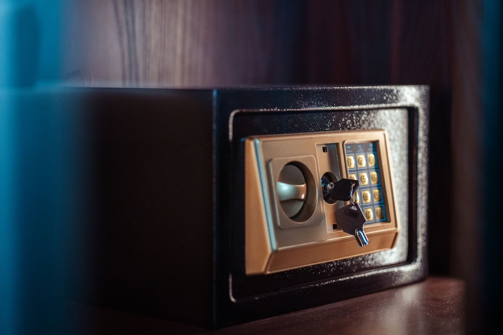 Electronic safe with a keypad and key