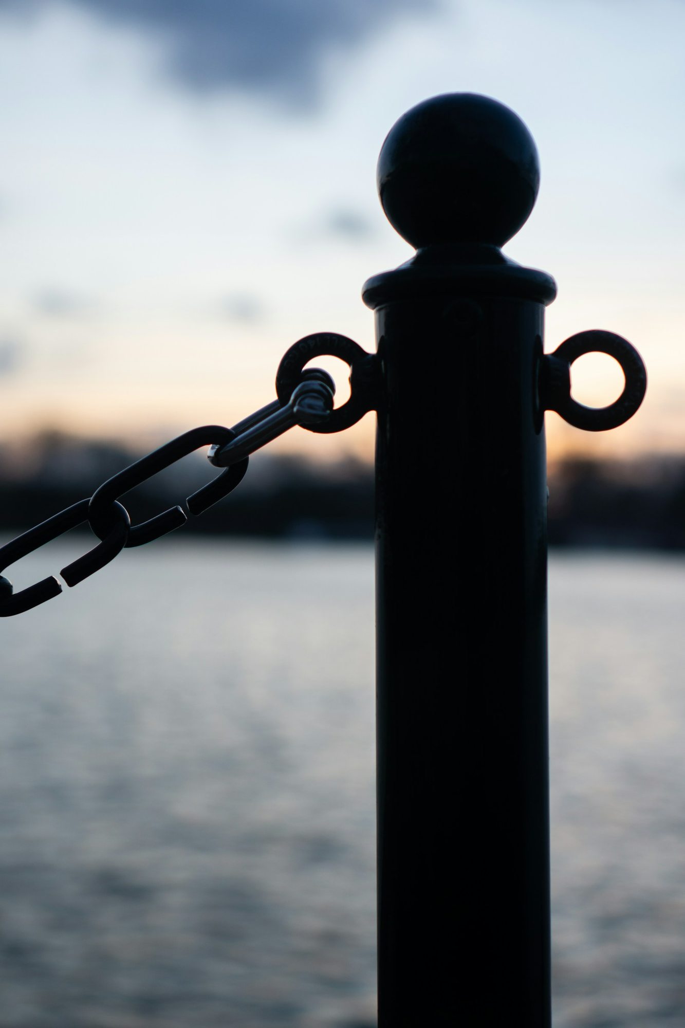 Lakeside post and chain at Hannover's Maschsee